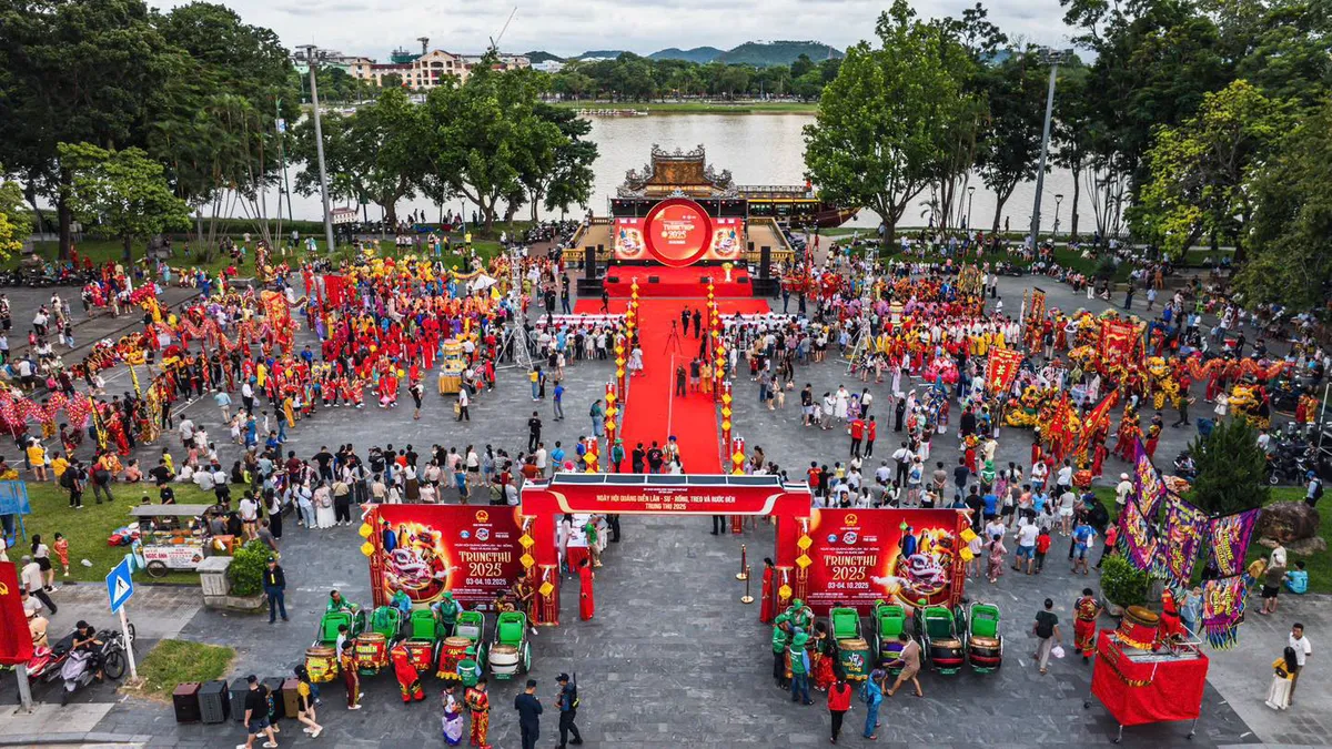 Sân khấu chính sự kiện Trung thu 2025